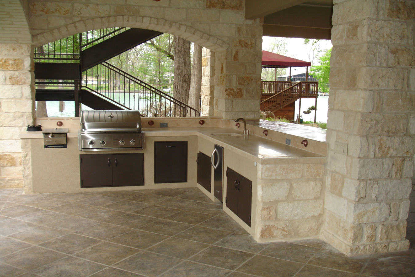 Outdoor custom kitchen built by Chicago masonry contractor using stone